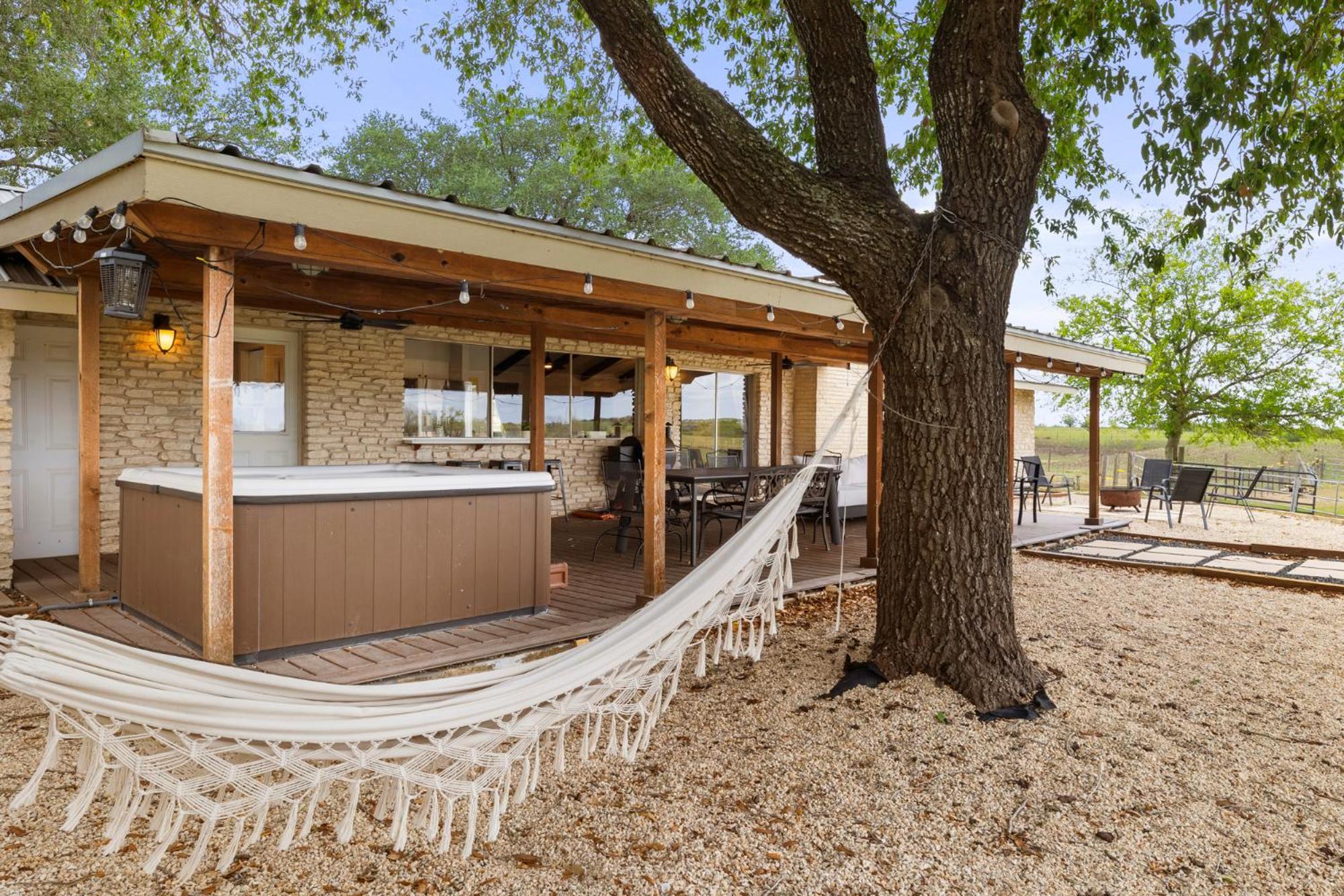 Farm Retreat With Jacuzzi, Fire Pit, Mini Goats, Mini Ponies And Mini Cows Villa San Marcos Room photo